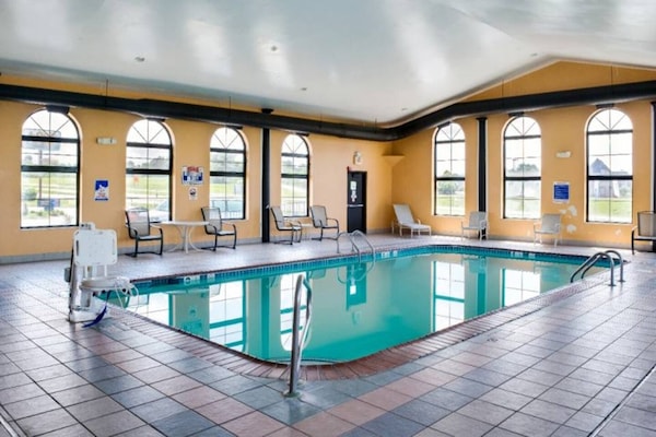 Foto van 1 Queensize Bed | Business | Ns - Vakantiehuis in Richmond IN - Pool