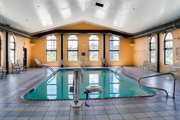 Foto van 1 Queensize Bed | Business | Ns - Vakantiehuis in Richmond IN - Pool