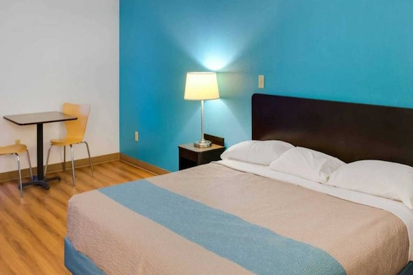 Foto van 1 Queensize Bed | Business | Ns - Vakantiehuis in Richmond IN - BedRoom