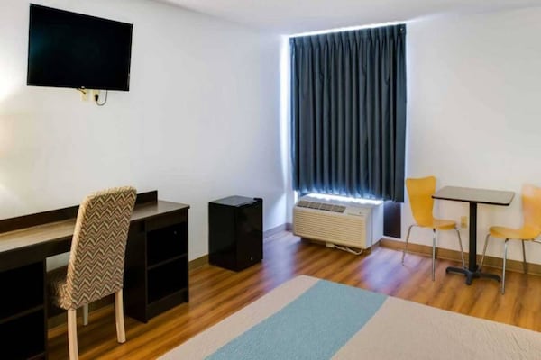 Foto van 1 Queensize Bed | Business | Ns - Vakantiehuis in Richmond IN - BedRoom
