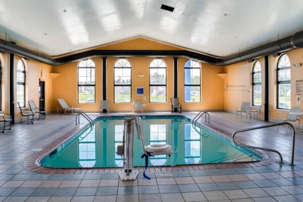 Foto van 1 kingsize bed | Rookvrij - Vakantiehuis in Richmond IN - Pool