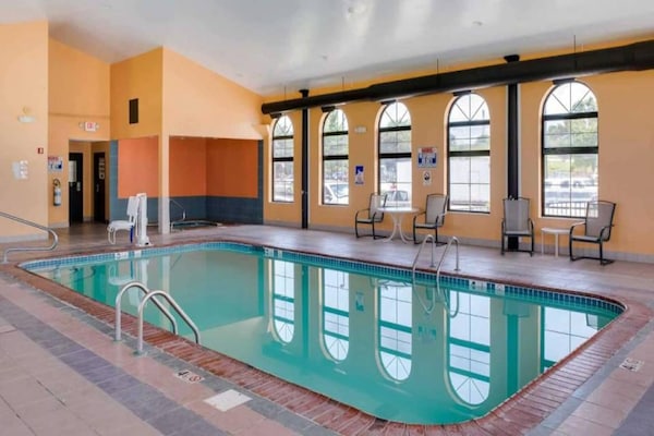Foto van 1 kingsize bed | Rookvrij - Vakantiehuis in Richmond IN - Pool