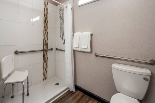 Foto van 2 queensize bedden | Suite, rookvrij, koelkast - Vakantiehuis in Ridgecrest CA - Facilities