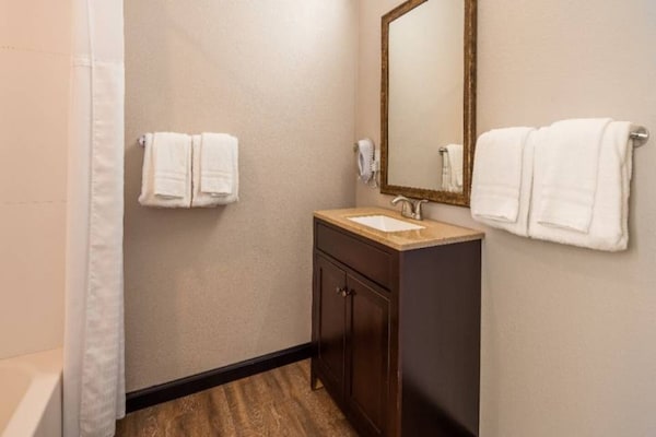 Foto van 2 queensize bedden | Suite, rookvrij, koelkast - Vakantiehuis in Ridgecrest CA - Facilities