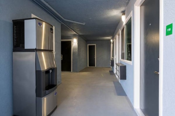 Foto van 2 queensize bedden | Suite, rookvrij, koelkast - Vakantiehuis in Ridgecrest CA - Facilities