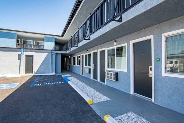 Foto van 2 queensize bedden | Suite, rookvrij, koelkast - Vakantiehuis in Ridgecrest CA - ExteriorSummer