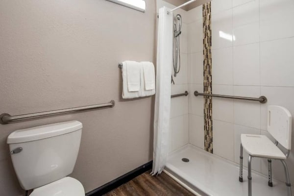 Foto van 2 queensize bedden | Suite, rookvrij, koelkast - Vakantiehuis in Ridgecrest CA - BathRoom