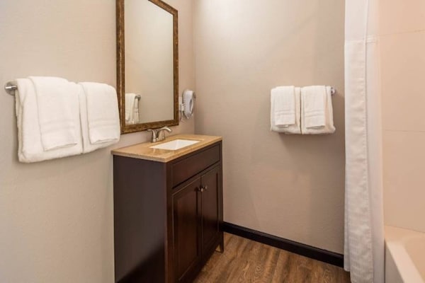 Foto van 2 queensize bedden | Suite, rookvrij, koelkast - Vakantiehuis in Ridgecrest CA - BathRoom