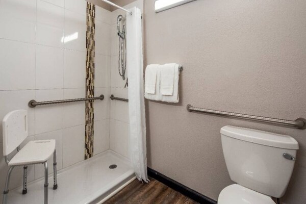 Foto van 2 tweepersoonsbedden (queensize) | Niet-roken, koelkast (Micfridge) - Facilities