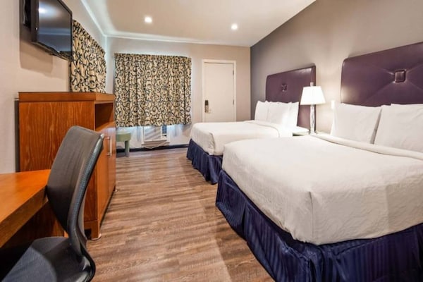 Foto van 2 tweepersoonsbedden (queensize) | Niet-roken, koelkast (Micfridge) - BedRoom