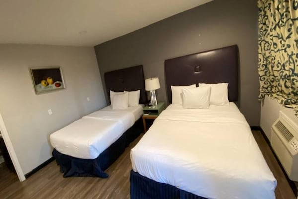 Foto van 2 tweepersoonsbedden (queensize) | Niet-roken, koelkast (Micfridge) - BedRoom