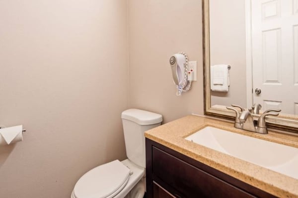 Foto van 2 tweepersoonsbedden (queensize) | Niet-roken, koelkast (Micfridge) - BathRoom