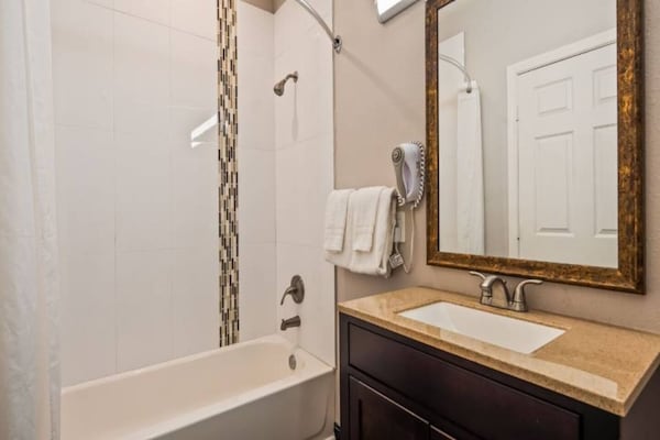 Foto van 1 tweepersoonsbed (queensize) | Niet-roken, koelkast (Micfridge) - BathRoom