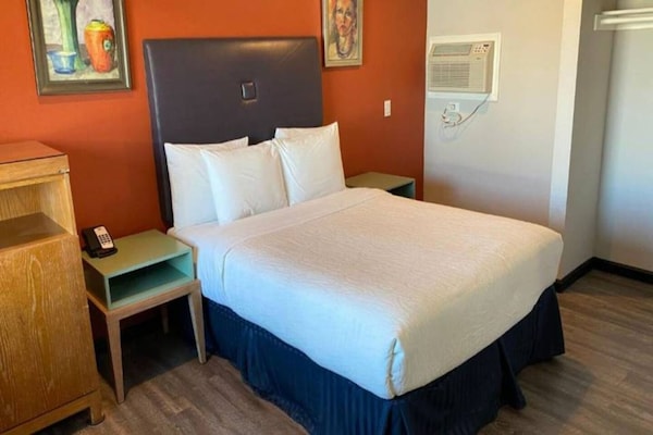 Foto van 1 tweepersoonsbed (queensize) | Niet-roken, koelkast (Micfridge) - BedRoom