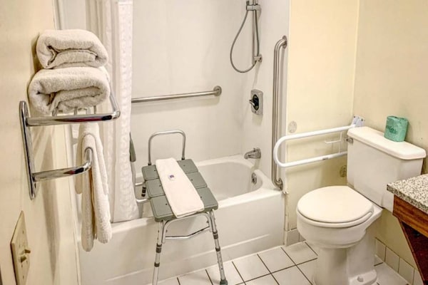 Foto van 2 tweepersoonsbedden | Rolstoeltoegankelijk bad Nsmk - Facilities