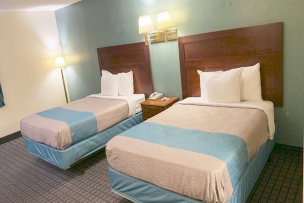 Foto van 2 tweepersoonsbedden | Rolstoeltoegankelijk bad Nsmk - BedRoom
