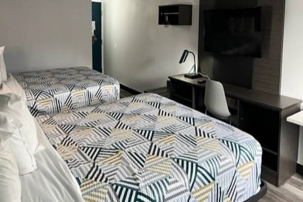 Foto van 2 Queensize Bedden | Suite | Ns | Koelkast - Vakantiehuis in East Syracuse - BedRoom