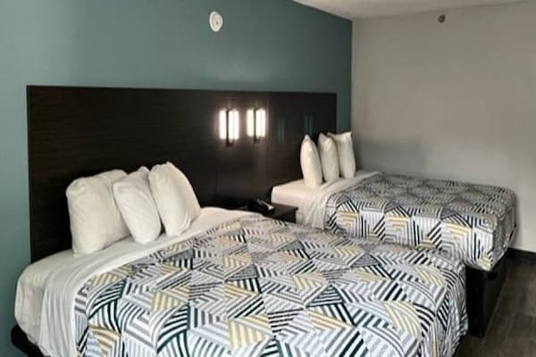 Foto van 2 Queensize Bedden | Suite | Ns | Koelkast - Vakantiehuis in East Syracuse - BedRoom