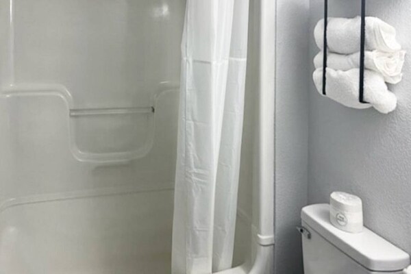Foto van 2 Queensize Bedden | Suite | Ns | Koelkast - Vakantiehuis in East Syracuse - BathRoom