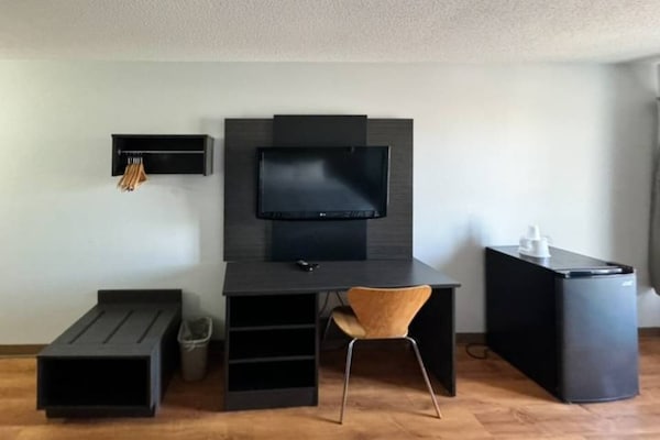 Foto van 1 kingsize bed | Roken toegestaan, minikoelkast - Vakantiehuis in East Syracuse - Facilities