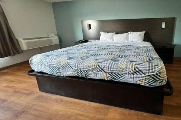 Foto van 1 kingsize bed | Roken toegestaan, minikoelkast - Vakantiehuis in East Syracuse - BedRoom