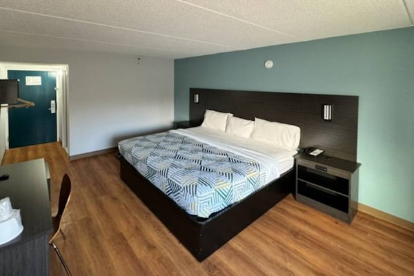 Foto van 1 kingsize bed | Roken toegestaan, minikoelkast - Vakantiehuis in East Syracuse - BedRoom