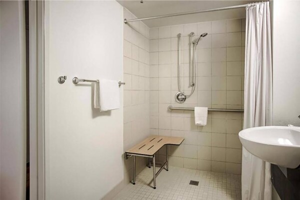 Foto van 1 kingsize bed | Roken toegestaan, minikoelkast - Vakantiehuis in East Syracuse - BathRoom