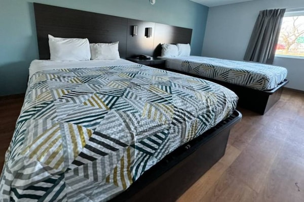 Foto van 2 tweepersoonsbedden | Mobiliteit | Badkuip | NSMK - BedRoom