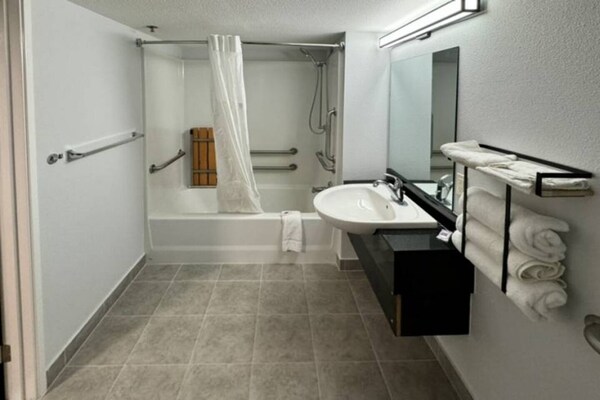 Foto van 2 tweepersoonsbedden | Mobiliteit | Badkuip | NSMK - BathRoom
