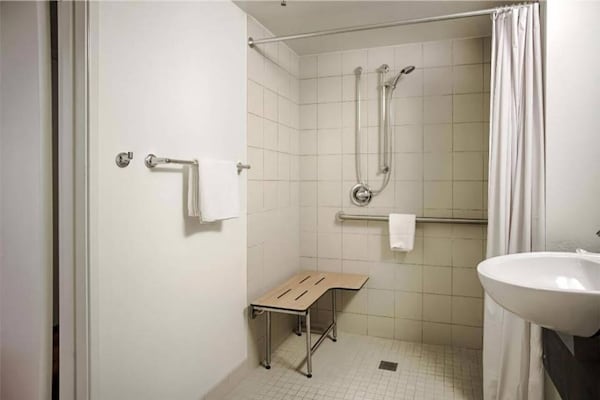 Foto van 2 tweepersoonsbedden | Mobiliteit | Badkuip | NSMK - BathRoom