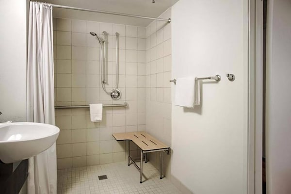 Foto van 2 tweepersoonsbedden (queensize) | Roken toegestaan, minikoelkast - BathRoom