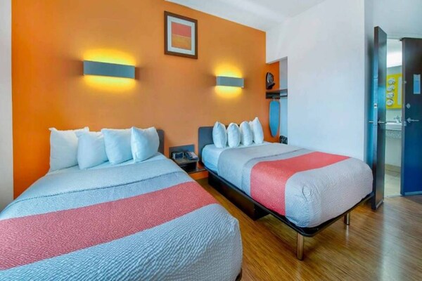 Foto van 2 tweepersoonsbedden | Rookvrij - Vakantiehuis in EAGLE PASS - BedRoom
