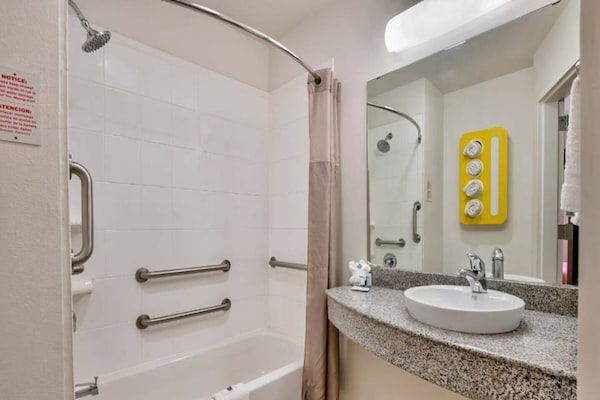 Foto van 2 tweepersoonsbedden | Rookvrij - Vakantiehuis in EAGLE PASS - BathRoom