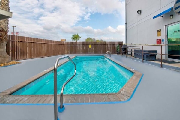 Foto van 2 tweepersoonsbedden | Rookvrij - Vakantiehuis in EAGLE PASS - Pool