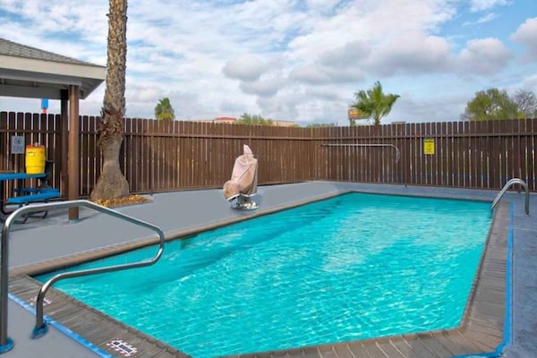 Foto van 2 tweepersoonsbedden | Rookvrij - Vakantiehuis in EAGLE PASS - Pool