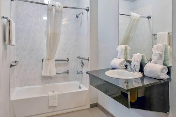 Foto van 2 Volledige Bedden | Suite | Ns - Vakantiehuis in San-Antonio - BathRoom