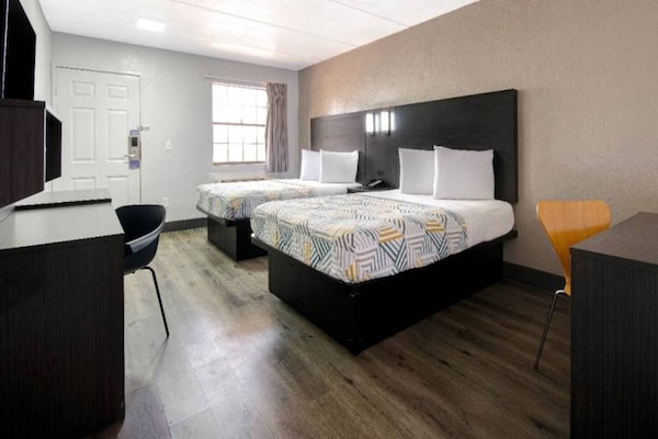 Foto van 2 tweepersoonsbedden (queensize) | Rolstoeltoegankelijk bad - BedRoom