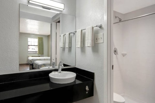 Foto van 2 tweepersoonsbedden (queensize) | Rolstoeltoegankelijk bad - BathRoom