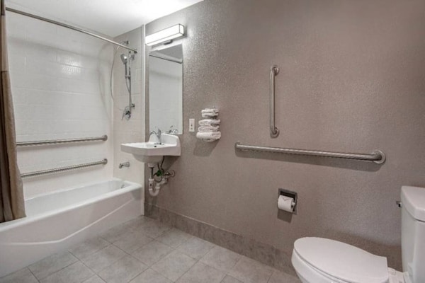 Foto van 2 tweepersoonsbedden (queensize) | Rolstoeltoegankelijk bad - BathRoom
