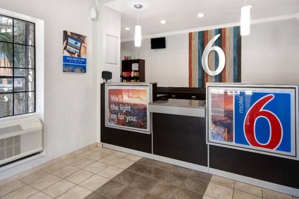 Foto van 2 tweepersoonsbedden (queensize) | Rolstoeltoegankelijk bad - FloorPlan