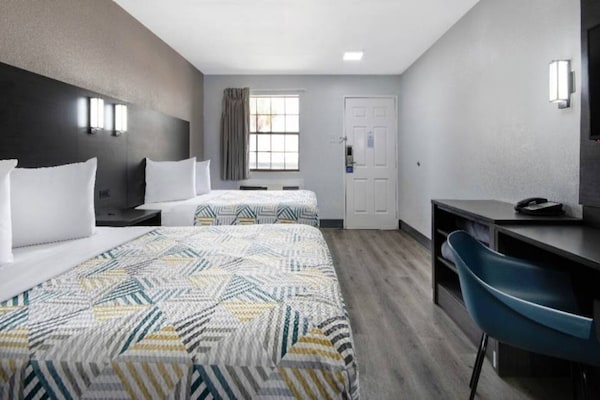 Foto van 2 tweepersoonsbedden (queensize) | Rolstoeltoegankelijk bad - BedRoom