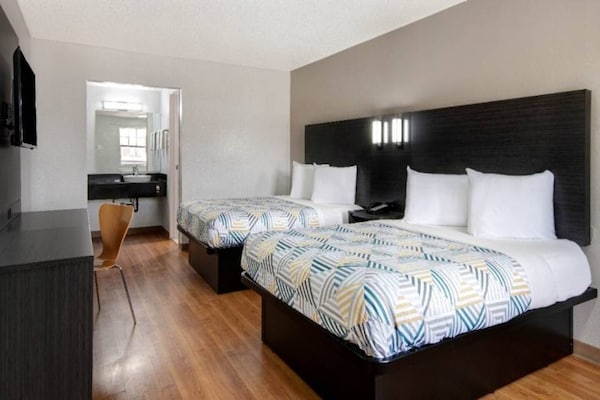 Foto van 2 tweepersoonsbedden (queensize) | Rolstoeltoegankelijk bad - BedRoom