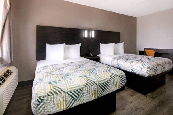 Foto van 2 tweepersoonsbedden (queensize) | Rolstoeltoegankelijk bad - BedRoom