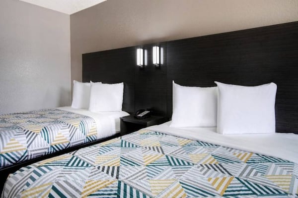 Foto van 2 tweepersoonsbedden (queensize) | Rolstoeltoegankelijk bad - BedRoom