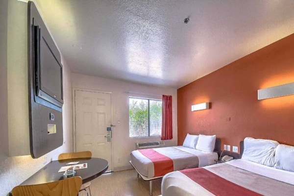 Foto van 2 Volle Bedden | Roken - Vakantiehuis in San-Antonio - BedRoom