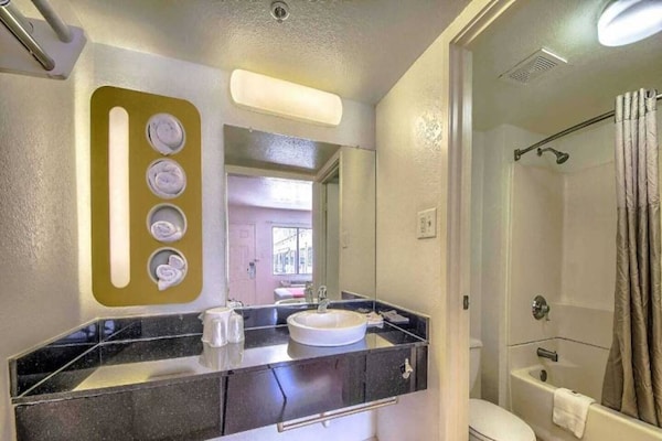 Foto van 2 Volle Bedden | Roken - Vakantiehuis in San-Antonio - BathRoom