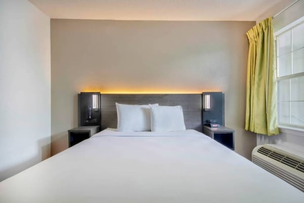 Foto van 1 tweepersoonsbed (NSMK) | San Antonio - Vakantiehuis in San-Antonio - BedRoom
