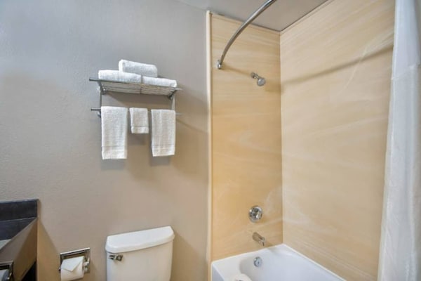 Foto van 1 tweepersoonsbed (NSMK) | San Antonio - Vakantiehuis in San-Antonio - BathRoom