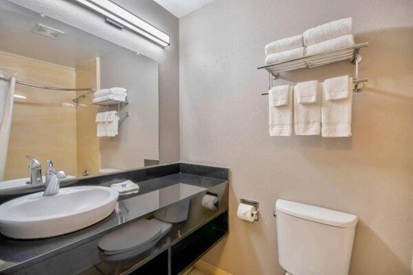 Foto van 1 tweepersoonsbed (NSMK) | San Antonio - Vakantiehuis in San-Antonio - BathRoom