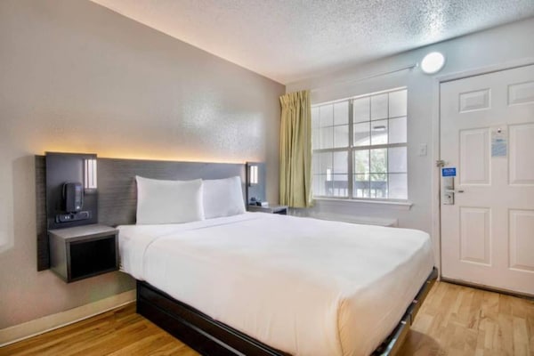 Foto van 1 tweepersoonsbed (NSMK) | San Antonio - Vakantiehuis in San-Antonio - BedRoom